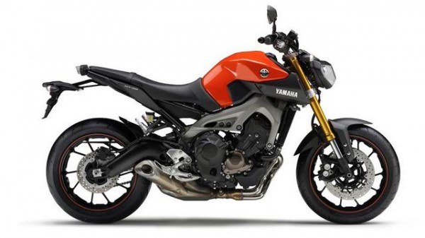 1-2014-Yamaha-MT-09-EU-Blazing-Orange-Studio-002