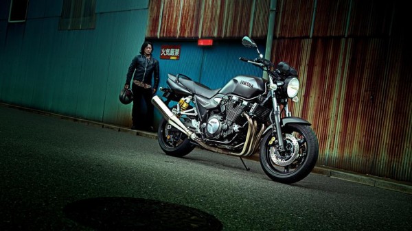 2014-Yamaha-XJR1300-EU-Matt-Grey-Static-001