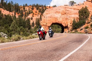 presskitphotos-Red_and_Blue_canyon_group_ride