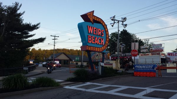 Weir's Beach sign