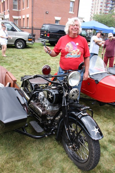 Robin with sidecar