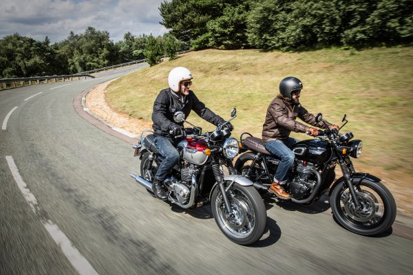 Bonneville T120 Black - action