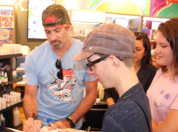 Scott Patterson signs autograph